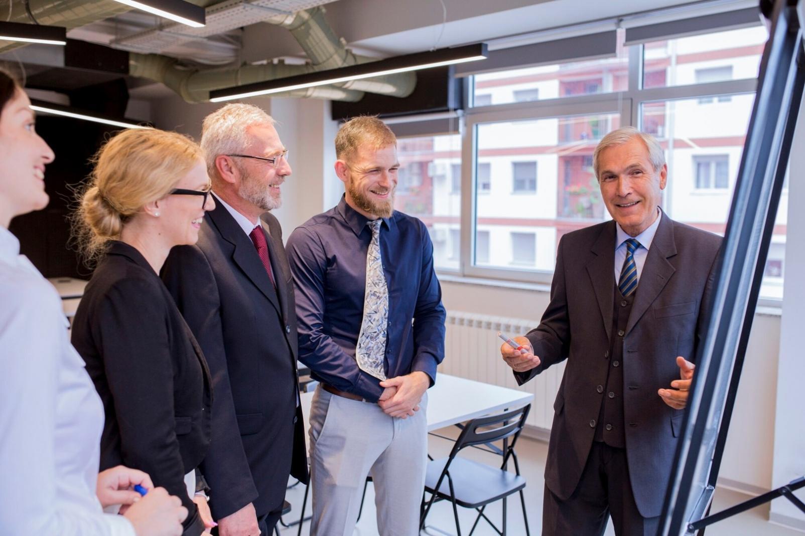 Instalaciones modernas de xeranothilo con estudiantes trabajando en proyectos de asignación presupuestaria